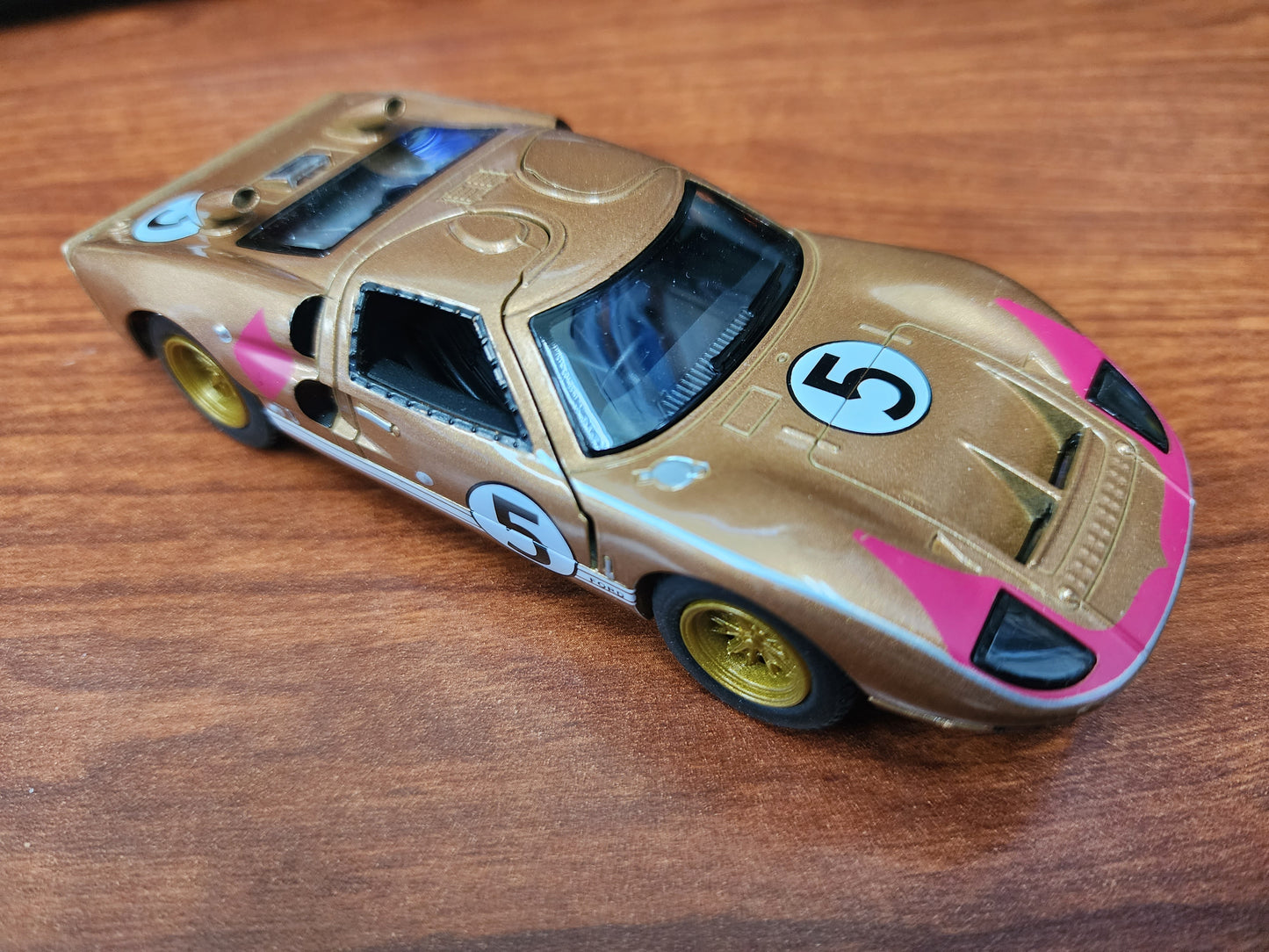 Kinsmart Ford GT40 1:43 scale in Gold color.