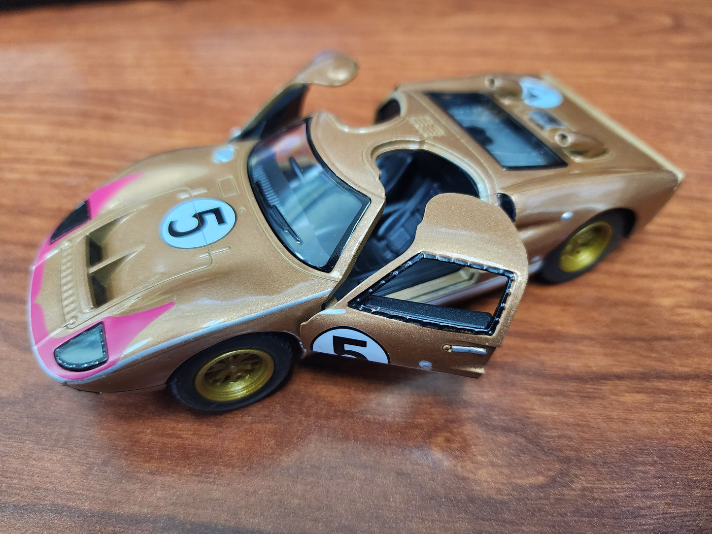 Kinsmart Ford GT40 1:43 scale in Gold color.